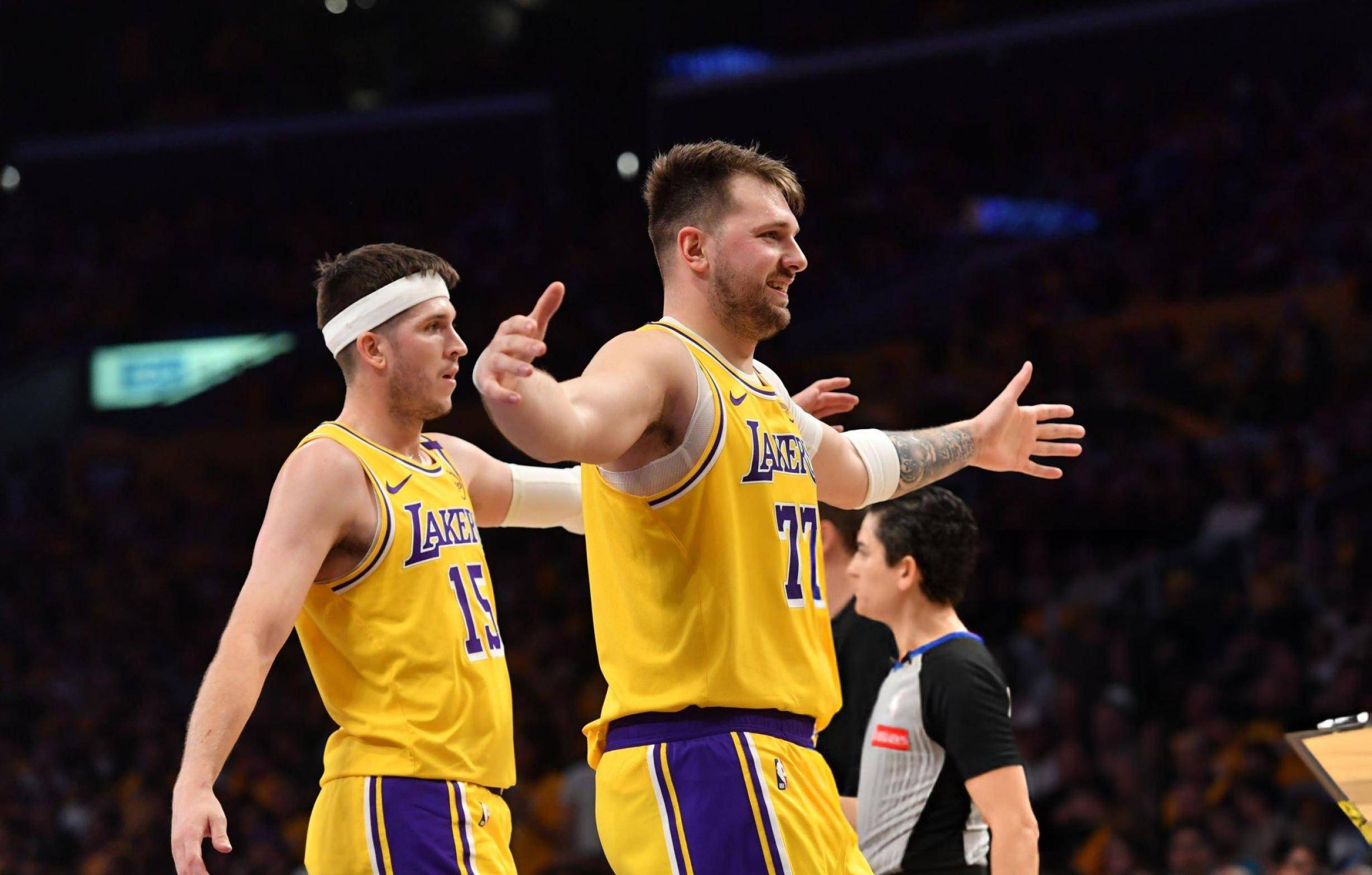 塞维利亚训练开放日；今晨再遭质疑引欢呼；NBA季后赛在即；年轻球员得到机会(马刺队21号是谁)